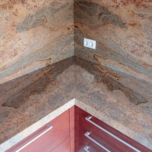 Marbres Martin ens trobareu a Vic (Osona). Cuines de marbre i porcel·lànics.