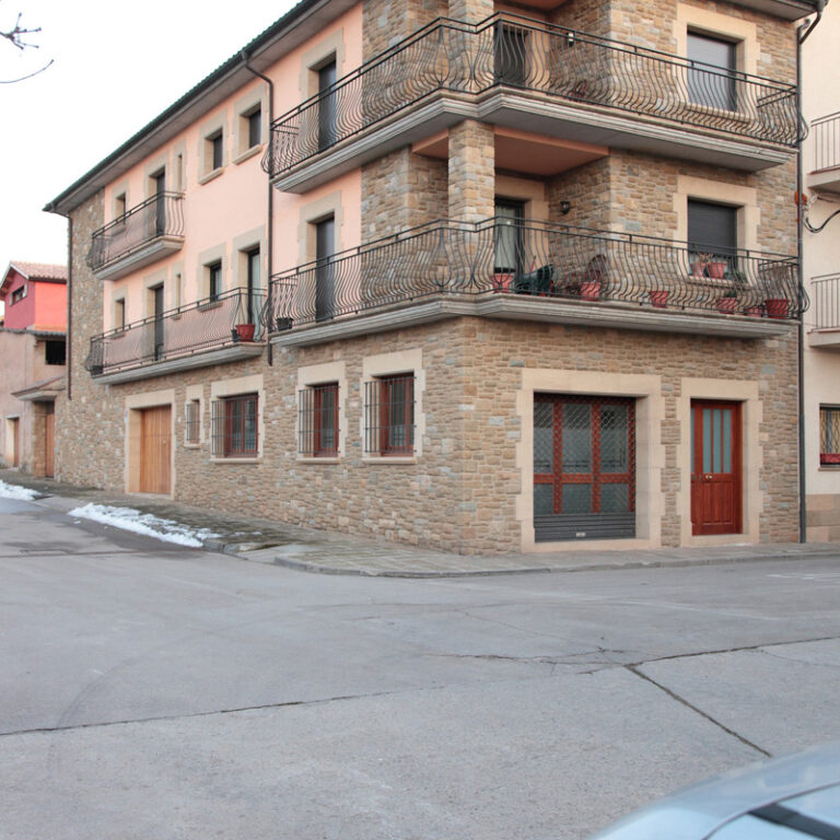 Marbres Martin ens trobareu a Vic (Osona). Tot tipus d’exteriors i façanes de marbre, pedra i granit. Façana.