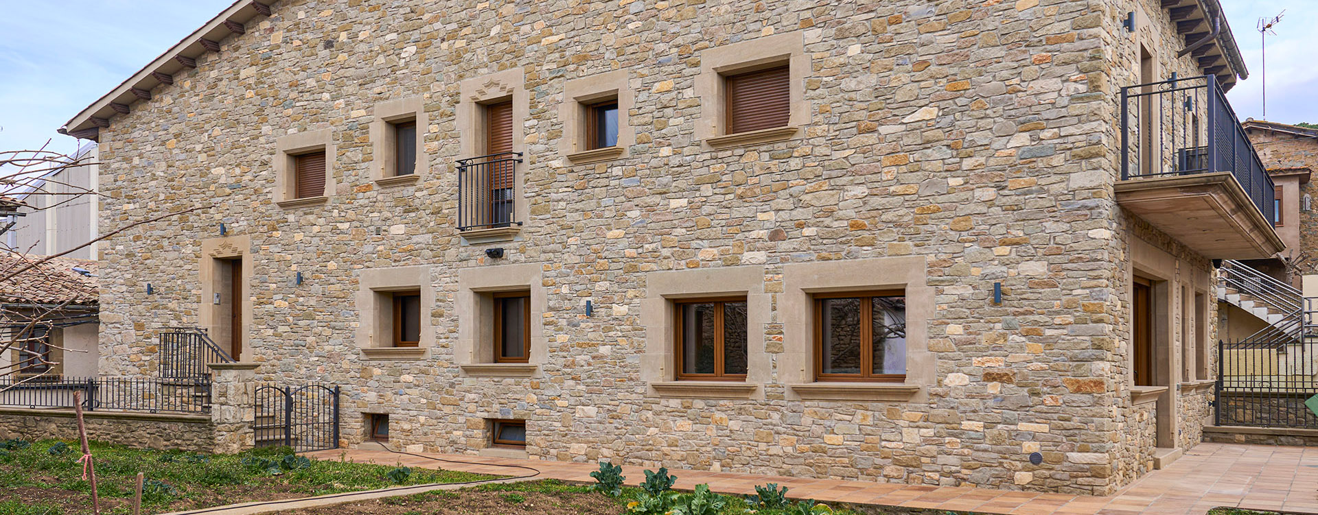 Marbres Martin casa amb exteriors de pedra a Vic A Marbres Martin fem cases amb exteriors de pedra a Osona